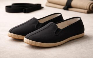 découvrez notre guide d'achat des chaussons de kung-fu classiques à semelles en toile pour allier confort, souplesse et tradition lors de vos entraînements.