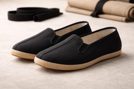 découvrez notre guide d'achat des chaussons de kung-fu classiques à semelles en toile pour allier confort, souplesse et tradition lors de vos entraînements.