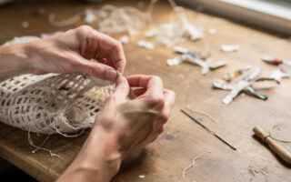 apprenez à fabriquer facilement votre sac en filet recyclé à la maison grâce à notre guide étape par étape, écologique et économique.