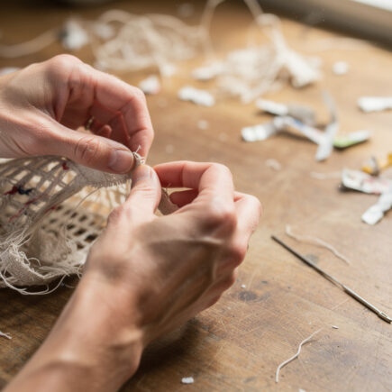 apprenez à fabriquer facilement votre sac en filet recyclé à la maison grâce à notre guide étape par étape, écologique et économique.