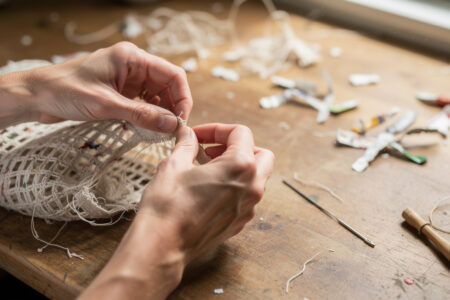 apprenez à fabriquer facilement votre sac en filet recyclé à la maison grâce à notre guide étape par étape, écologique et économique.