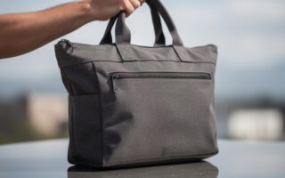 découvrez notre sac cabas zippé imperméable, alliant durabilité et style pour un accessoire tendance, pratique et résistant à toute épreuve.