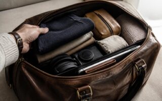 découvrez nos conseils pour aménager parfaitement votre sac week-end cabine avion et voyager léger tout en ayant l'essentiel à portée de main pour un séjour réussi.