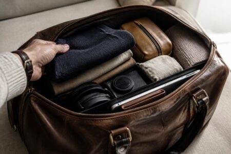 découvrez nos conseils pour aménager parfaitement votre sac week-end cabine avion et voyager léger tout en ayant l'essentiel à portée de main pour un séjour réussi.
