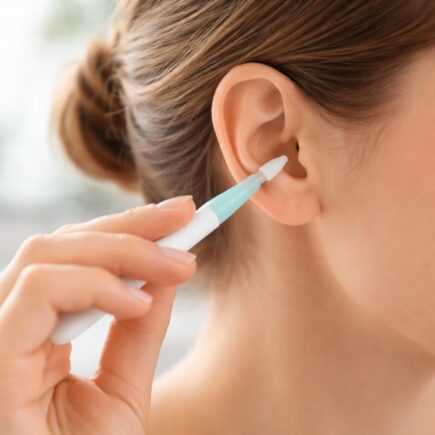 découvrez des méthodes sûres et efficaces pour nettoyer vos oreilles sans utiliser de coton-tige, afin de préserver votre santé auditive.