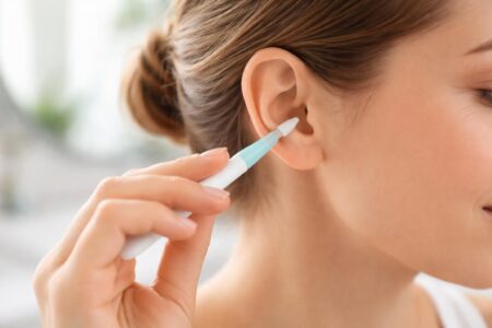découvrez des méthodes sûres et efficaces pour nettoyer vos oreilles sans utiliser de coton-tige, afin de préserver votre santé auditive.