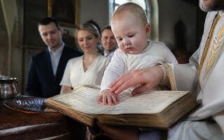 découvrez pourquoi choisir de jolis textes pour un baptême religieux rend ce moment unique et inoubliable, en apportant émotion et spiritualité à la cérémonie.