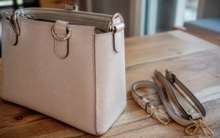 découvrez comment transformer facilement votre sac grâce à des anses en cuir amovibles pour un style unique et personnalisé.