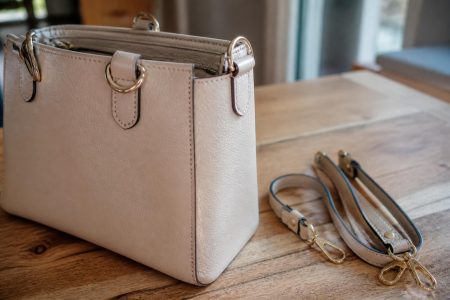 découvrez comment transformer facilement votre sac grâce à des anses en cuir amovibles pour un style unique et personnalisé.