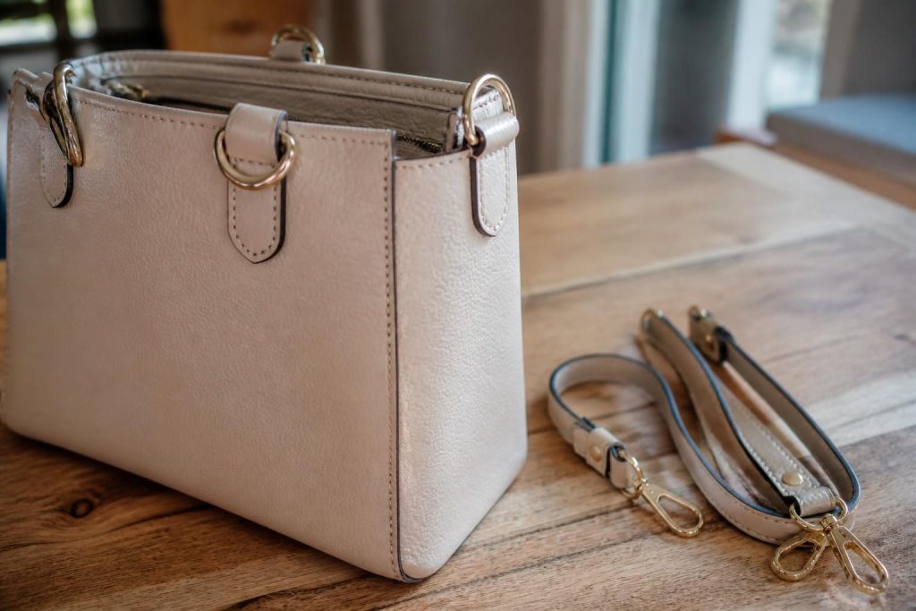 découvrez comment transformer facilement votre sac grâce à des anses en cuir amovibles pour un style unique et personnalisé.